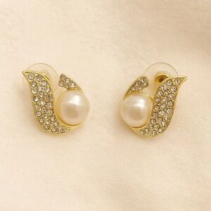 Elegant Gold and Pearl Earrings
